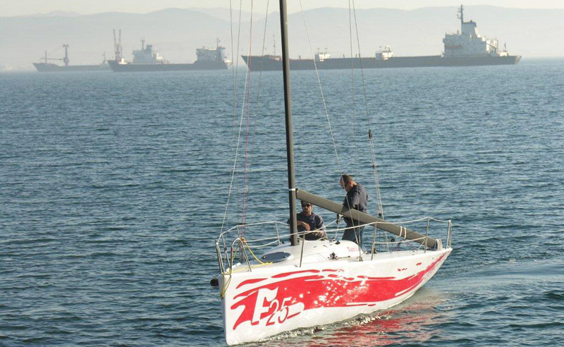 Farr 25 i Istanbul mellem Europa og Asien.