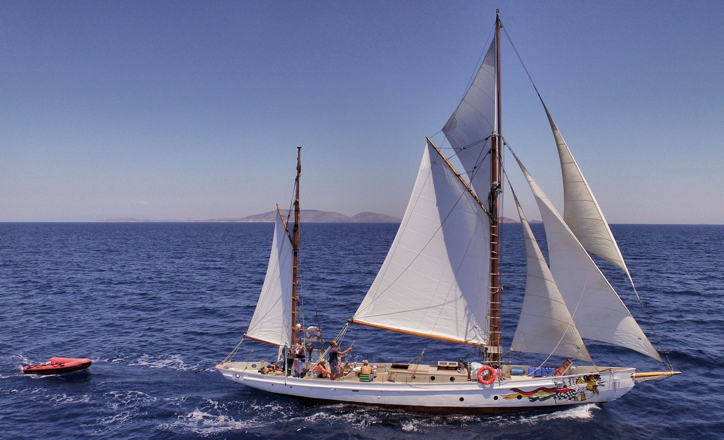 Troels Kløvedal får sin livsdrøm om at sejle i Odysseus' kølvand. Det tager tre måneder med Nordkaperen. Foto: Finn Hageman/TV 2