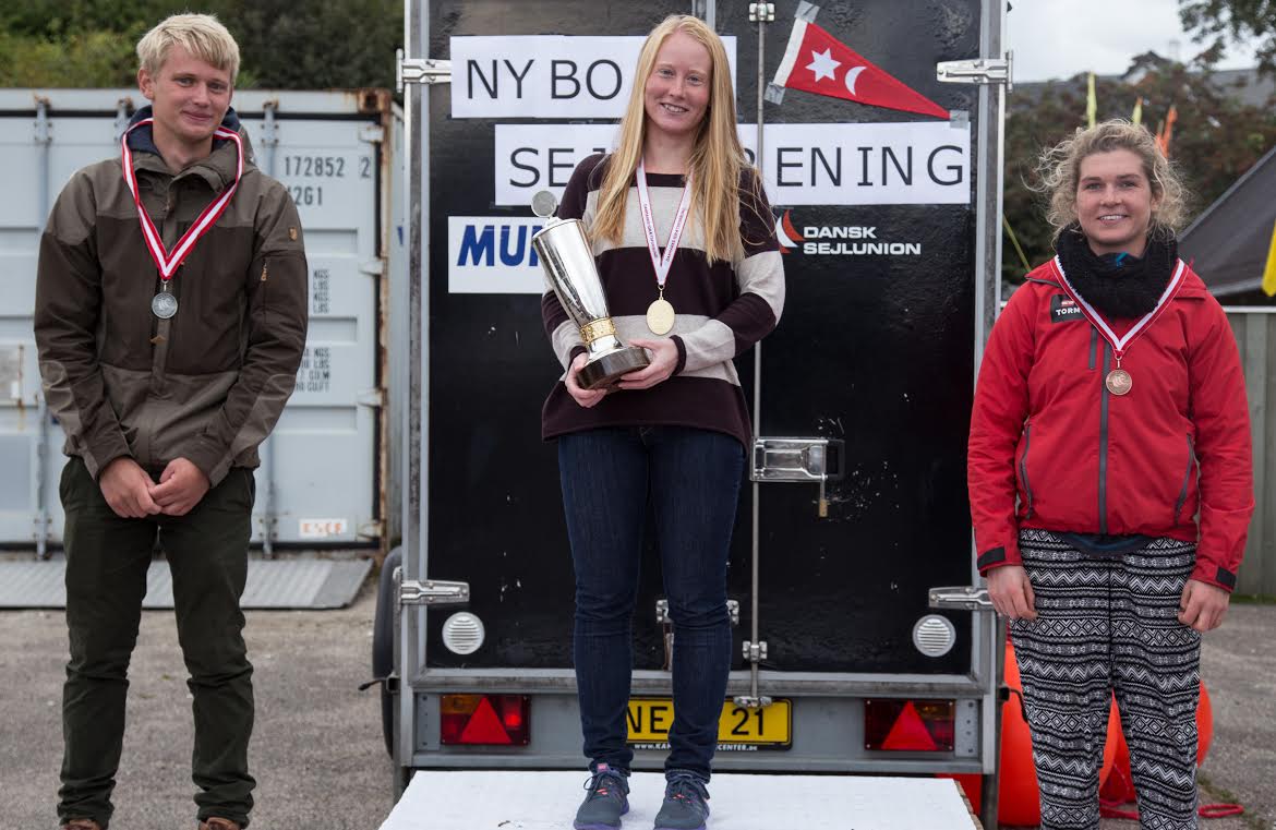 DM-stævnets top-3. Fra venstre ses Christian Rindom, Anna Livbjerg og Anna Munch. Foto: Nyborg Sejlforening