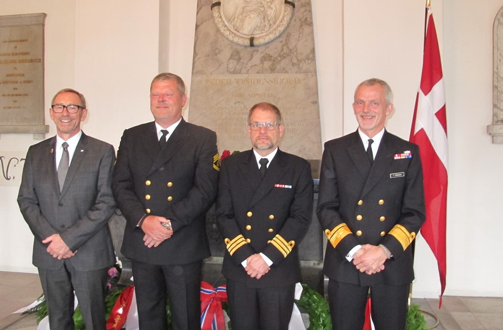 Prismodtagerne ved Tordenskjolds Sarkofag. Fra Venstre: Kontreadmiral Lars Kragelund, oversergent Carsten Lindgren, orlogskaptajn Lars Povl Jensen og kontreadmiral Torben Mikkelsen. Foto: Selskabet Danske Tordenskjold-Venner.