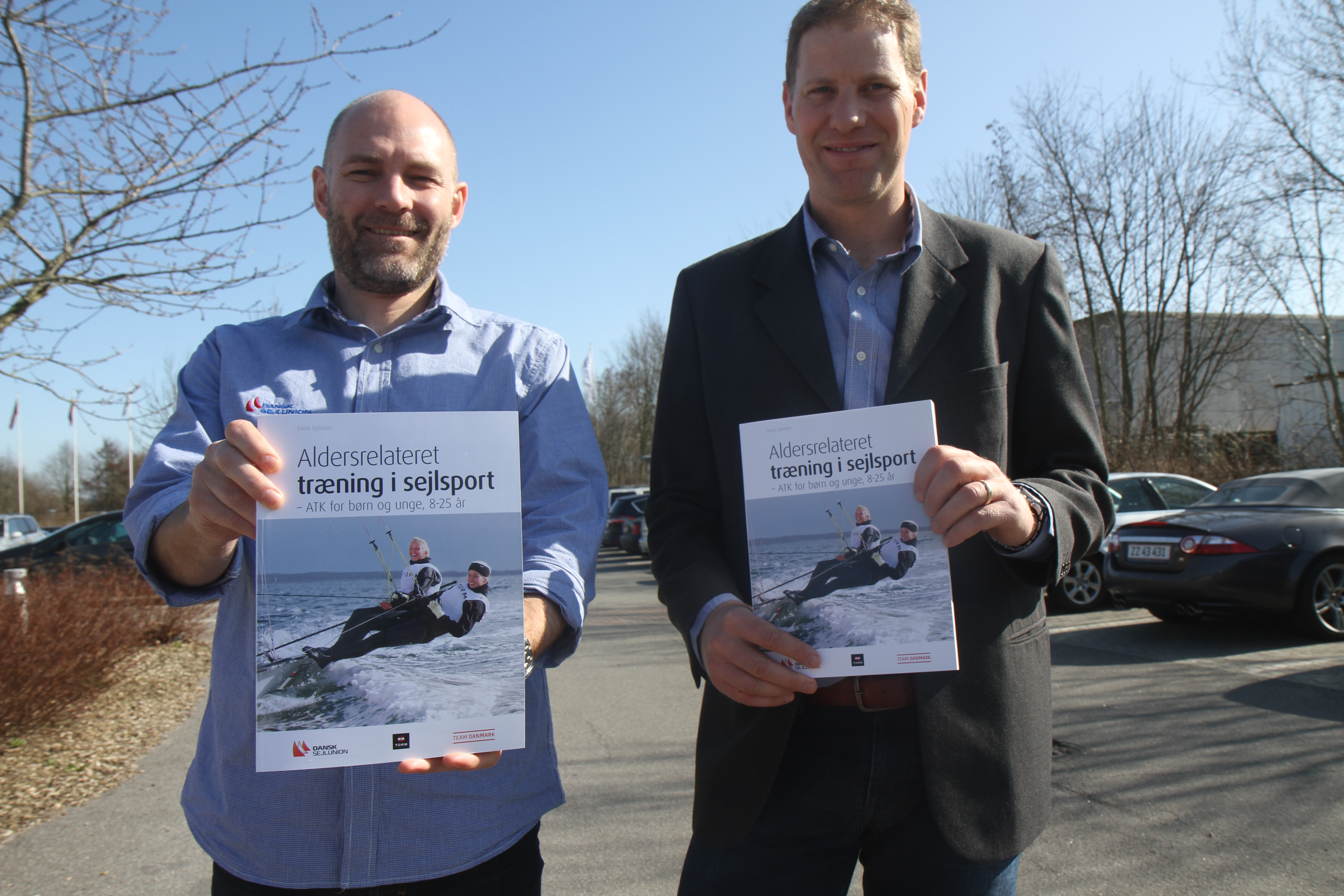 Christian Steffensen og Thomas Jacobsen fra Dansk Sejlunion har været tovholdere på bogen med flotte fotos og tips. Foto: Troels Lykke