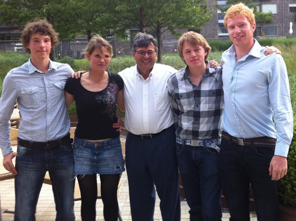 “UKSA Team Charlottehaven” fra venstre: Skipper Stephen Beckett, Alison Moorish, Jonty Cook og Benedict Girling. De sejler for British Keelboat Academy i Cowes. I midten Sandeep Sander, Sailing Denmark som har formidlet kontakt fra en generøs udlandsdansker til Charlottehaven hotellejligheder der blev med-sponsor for holdet.