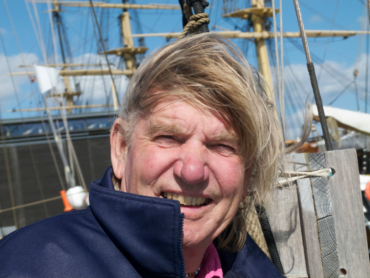 Troels Kløvedal om bord på "Nordkaperen". I næste uge sejler den kendte skib ind i Det sydfynske Øhav for at producere tv fra Danmarks Museum for Lystsejlads i Troense. Foto: Søren Stidsholt Nielsen.