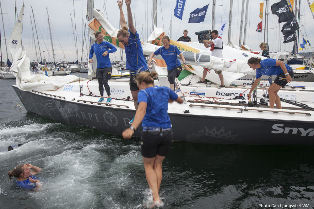 Gasterne på båden var bl.a. Josefine Boel Rasmussen (storsejlstrim og taktik), Louise Ulrikkeholm (forsejls- og spilertrimmer) og Joan V. Hansen (fordækker). Foto: Dan Ljungsvik