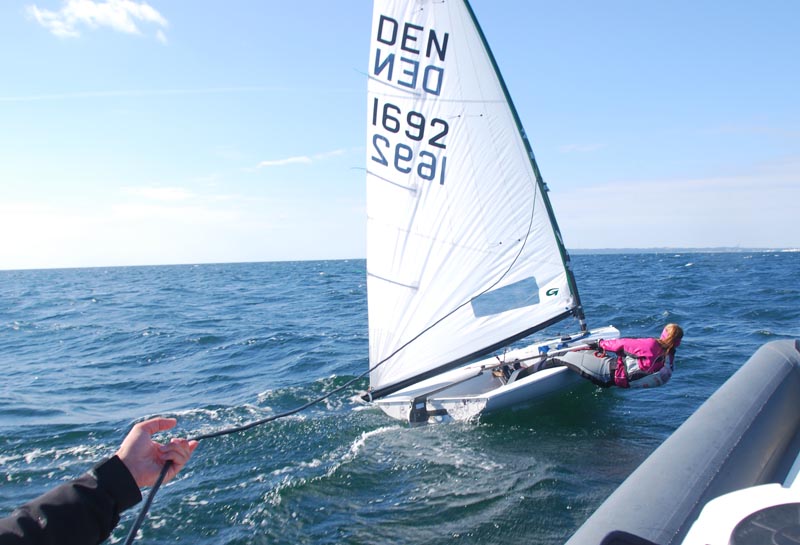 Europajolle-sejleren Malene under test, hvor Rie måler på båden.