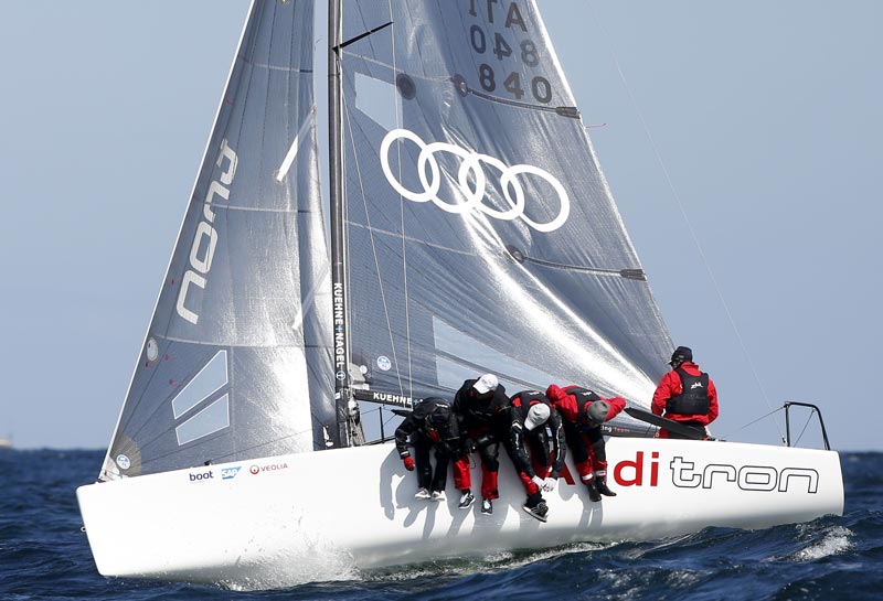 Italieneren Riccardo Simoneschi holder førstepladsen i Melges 24-klassen i Kiel. foto: okpress/Kieler Woche