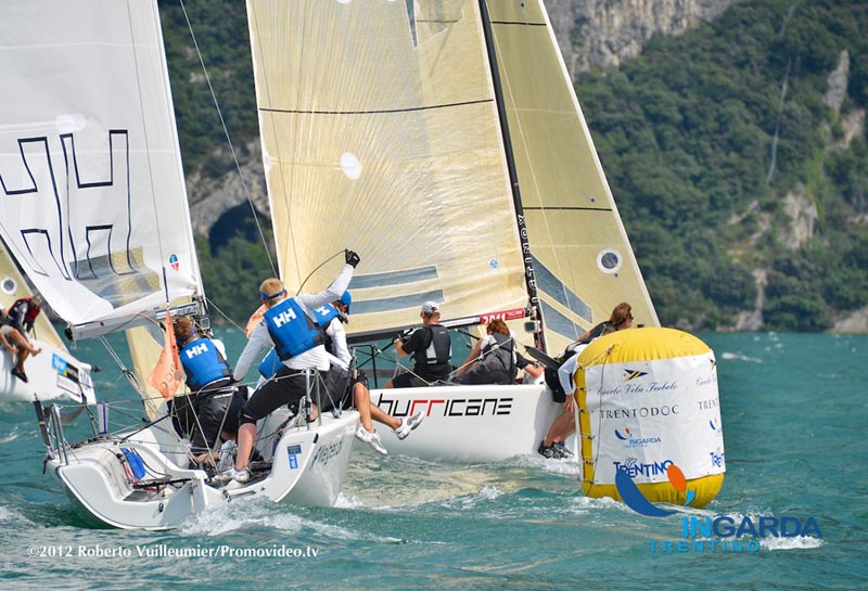 Melges24 i trængsel ved mærket på Gardasøen. Foto Roberto Vuilleumier/promovideo.tv