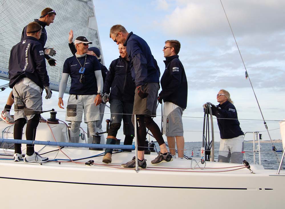 Michael Hestbæk i midten med et kæmpe smil efter sejren i torsdagens sidste X-35 sejlads. Foto: Rune Neumann