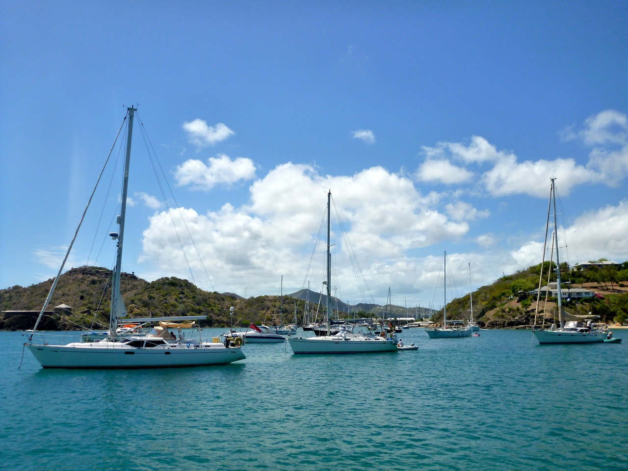 Ankerpladsen i English Harbour, hvor vi nu har flyttet os to gange. Foto: Signe Storr