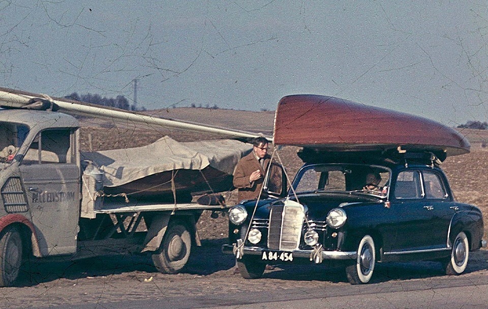 Finnjollen var første gang på OL-programmet i Helsinki 1952, med Paul Elvstrøm som guldvinder. Her ses han i 50erne på vej til et Finnjolle-stævne med Børge Schwarts. Privatfoto