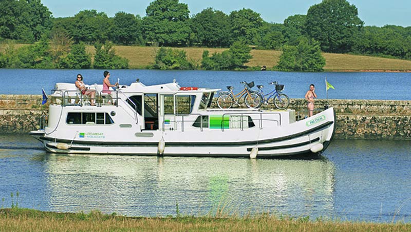 Var en Penichetter noget til sommerferien, kan den ses i Hornbæk havn.