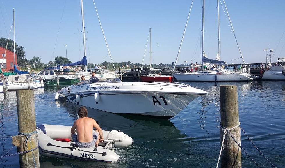 Der er masser af liv på Samsø i år og en hurtig båd med V8-motor vakte en del opsigt. Foto: Troels Lykke