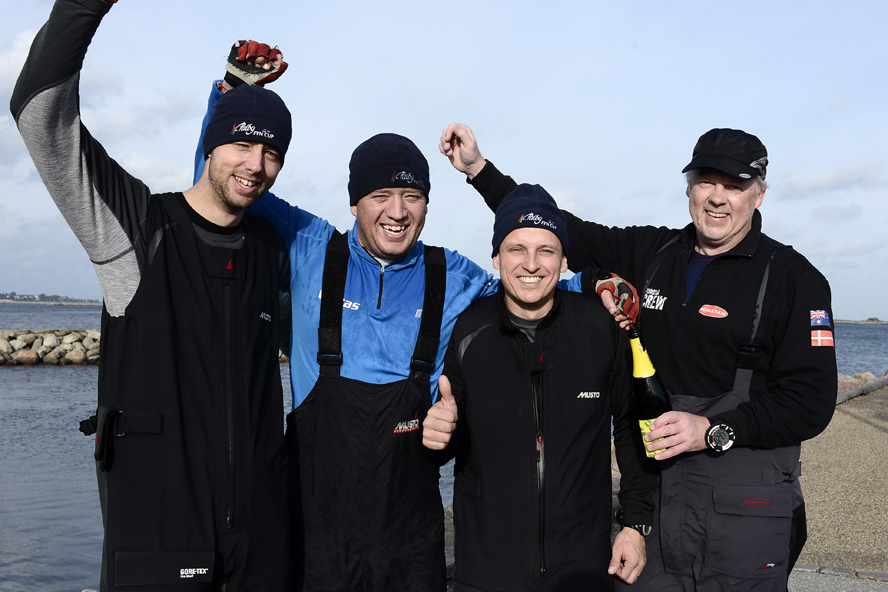 Vinderne kommer fra Skærbæk. Fra venstre Henrik Bøje, Erik Fruergaard, Michael Svensson og Nicolai Sehested. Foto: Flemming Ø. Pedersen/Dansk Sejlunion