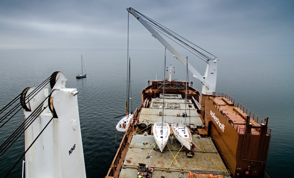 Så små ser de store X-Yachts ud på det stor skib, der sejler til USA. Foto: X-Yachts