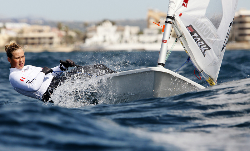 Laser Radial sejlerne har brug for mange kræfter. Foto: Mick Anderson for Dansk Sejlunion