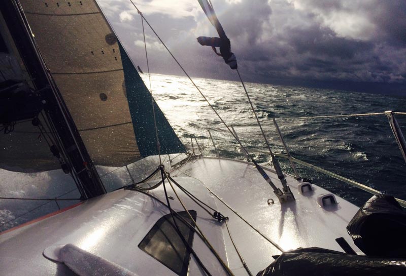 En noget truende himmel set fra ”Solidaires en Peloton”, i Class 40 feltet. Foto: transat-jacques-vabre.com