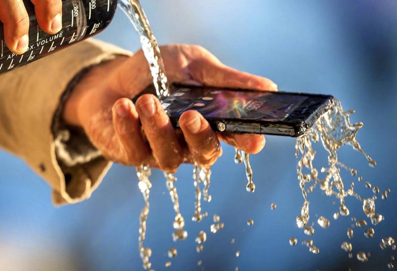 Den nye Sony Xperia Z er tæt på at være vandtæt. Perfekt til sejleren. Foto: Sony