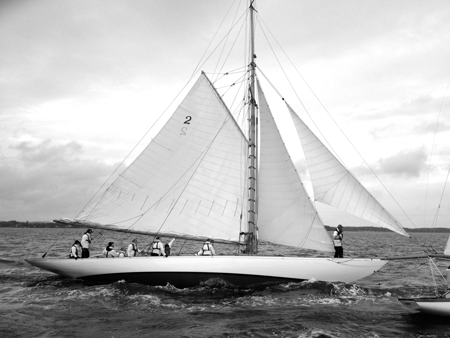 Kalenderen sagde 1903, da den smukke, 63 fods britiske gaffelrigger, Kelpie, blev søsat. I weekenden skabte den øjefryd og respekt i Svendborg Classic Regatta. Foto: Søren Stidsholt Nielsen.