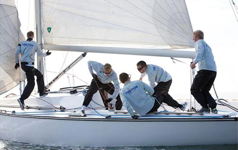 TRE-FOR Match Racing Team får en håndsrækning fra tidligere verdensmester Radich. Foto: Mogens Holmgaard