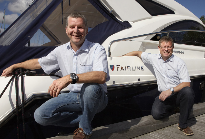 Stewart Moeliker-Twigg (tv.) og Henrik Jørgensen solgte på blot én uge to Fairline Squadron motoryachts.