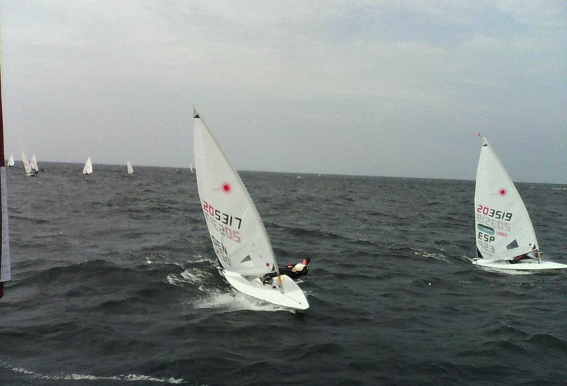 I alt deltog 240 sejlere i Laser Radial World Youth Championship i Dzwinow, Polen. Her gi’r Patrick den gas. Foto: Jonas Döpping