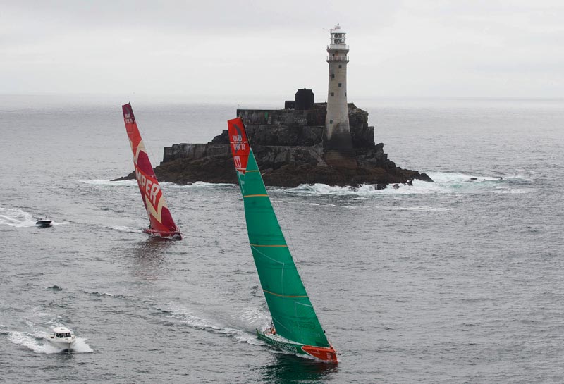 Groupama foran Camper ved Fastnet Rock. Foto: IAN ROMAN/Volvo Ocean Race