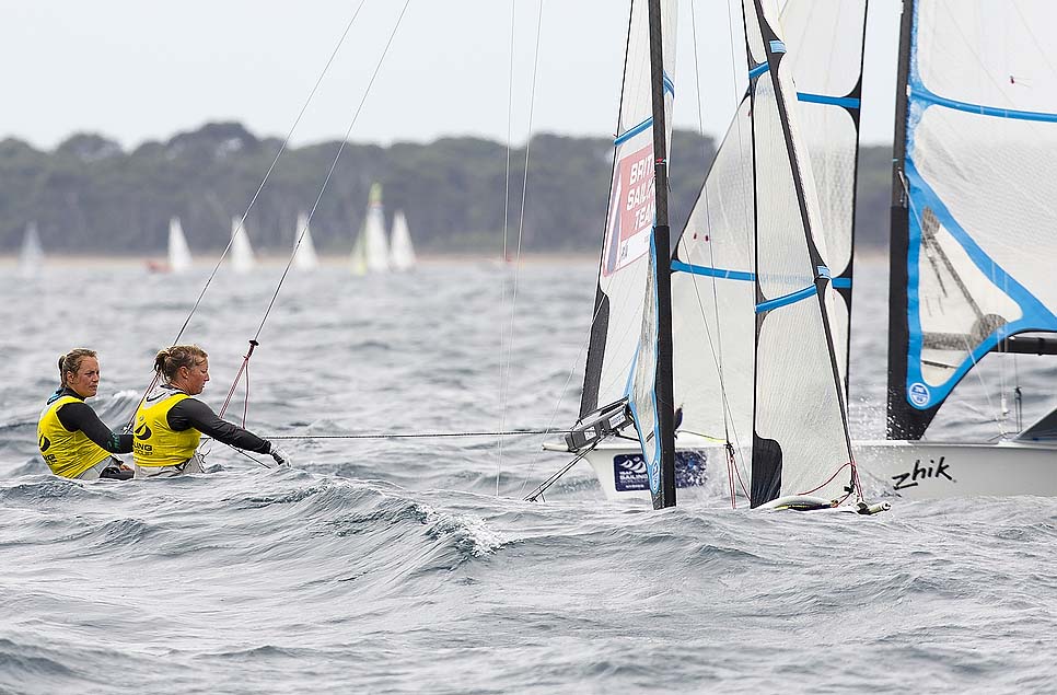 World Cup i Hyeres uden danskere, her ses førende 49erFX, der kunne have været Ida Marie Baad og Marie Thusgaard Olsen. Foto: Mick Anderson/Sailingpix.dk