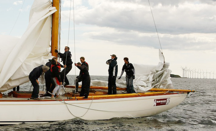 Sejlere tjekker båd efter kollision på Øresund. Foto: Lars Stenfeldt