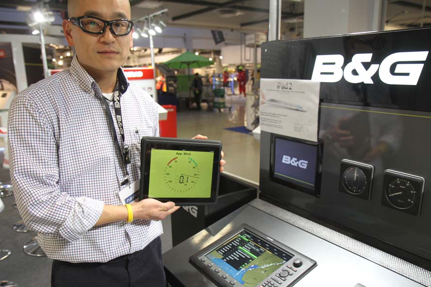 Bo Skaaning viser ipad med som du får gratis med hvis du køber en Zeus-kortplotter. Foto: Troels Lykke