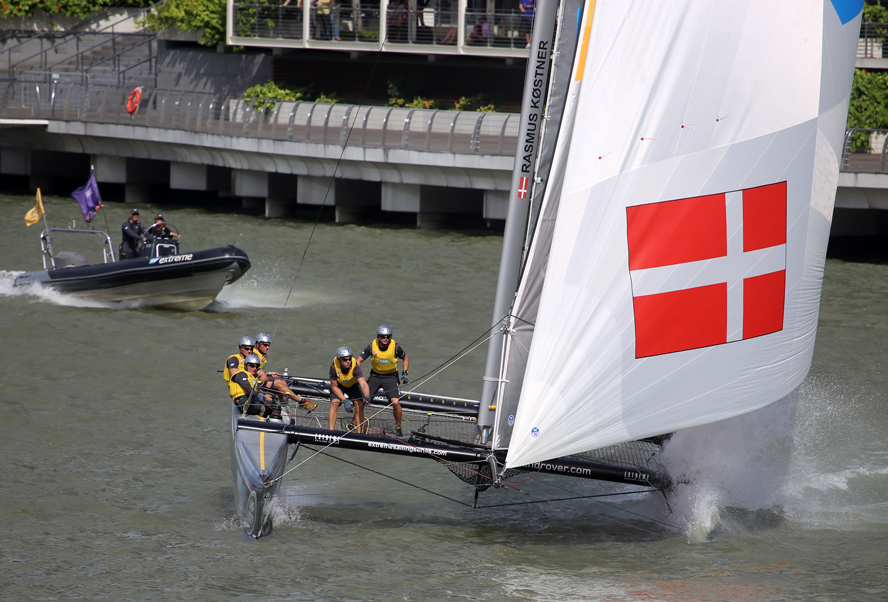 Det danske SAP-team med Jes Gram-Hansen og Rasmus Køstner i havnen i Sydney. Foto: LloydImages