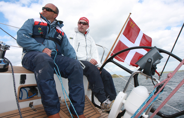 Redaktør på minbaad.dk er Troels Lykke, der her tester Faurby 396 med Jesper Bank. Foto: Hauge/Yacht