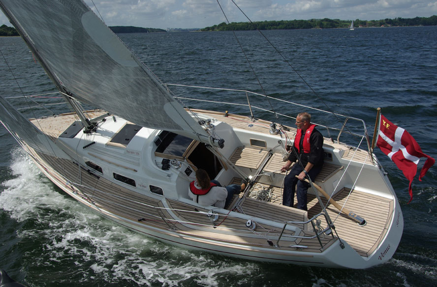 Farurby 325 med 60 cm højere sportsrig, der gjorde båden levende i 7-9 m/sek. En tursejler bør tage standardrig. Foto: Troels Lykke