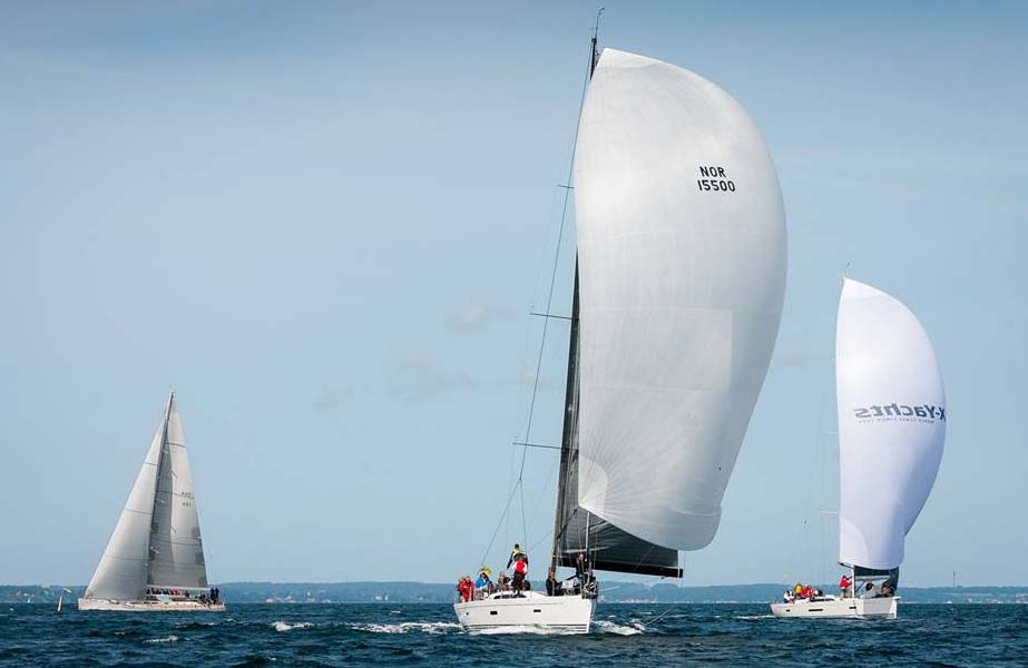 De store både sejler her mod Barsebäck. Foto: Mick Anderson/Sailingpix.dk