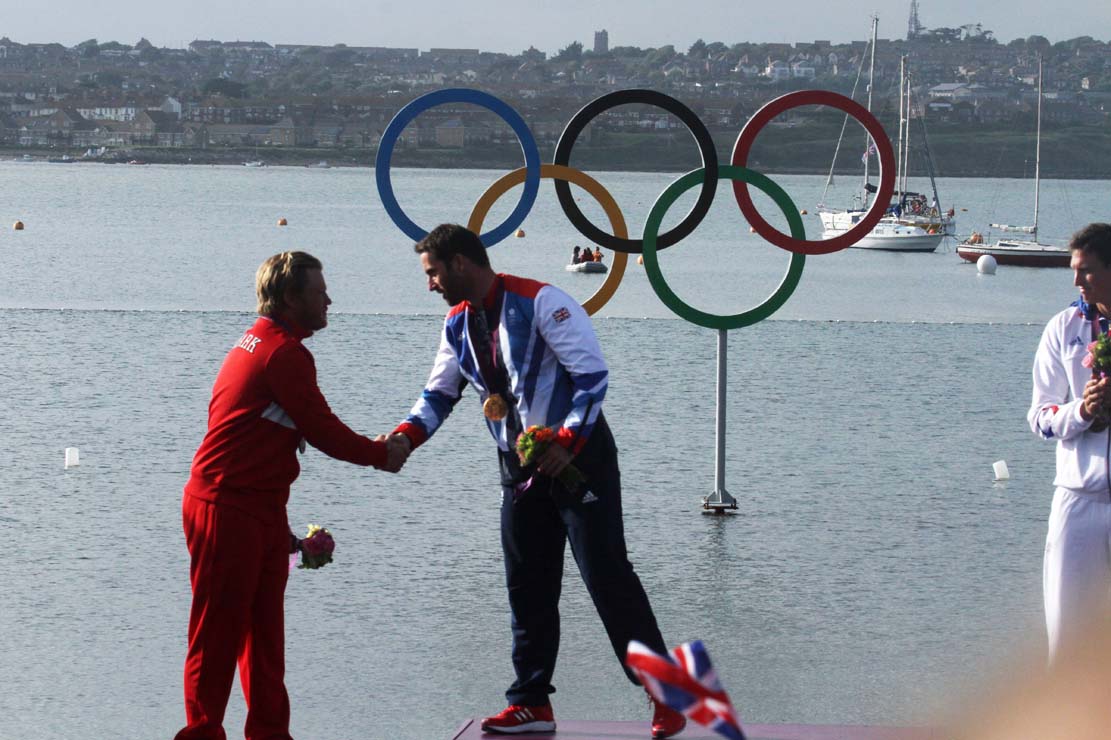 Blev de gode venner til medaljeoverrækkelsen, efter hårde ord gennem OL og grove beskyldinger fra Ben Ainslie's side. Foto: Troels Lykke