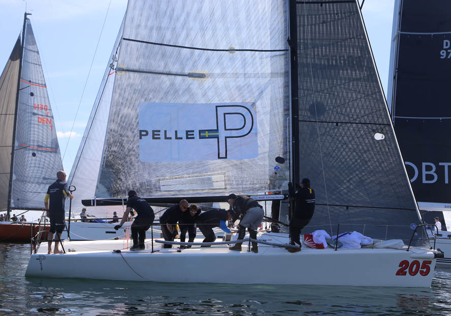 Kim Haugaard styrede Melges 32eren der rørte startmærke og måtte runde det igen, men det betød intet, efter 23 minutter og 8 min. vandt de på DH. Foto: Troels Lykke