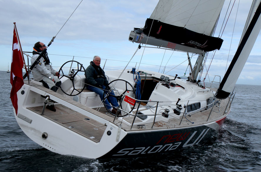 Salona 41 under bådtest på Øresund. Bemærk agterbænken, der også kan bruges til landgang. Foto: Troels Lykke