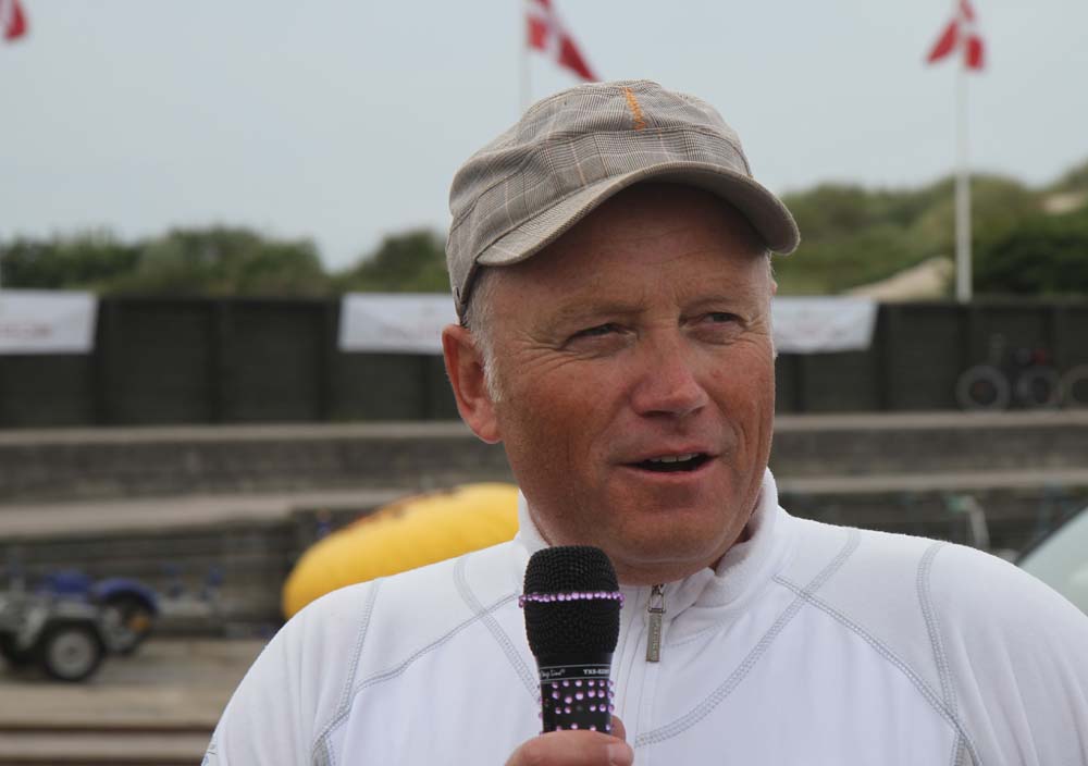 Jørgen Schønherr tog ordet i Hornbæk efter han vandt med Jan Eli Gravad og Axel Waltersdorph. Foto: Troels Lykke