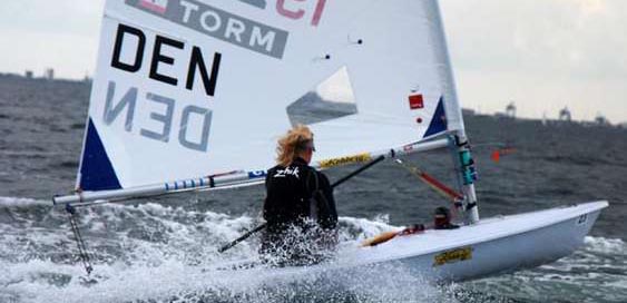 Ud over træningsfaciliteterne kræver Team Danmark top-8 placeringer i minimum fire forskellige olympiske bådklasser ved VM i 2010 for at fastholde den nuværende støtte på syv mio. kr. årligt til sejlunionen