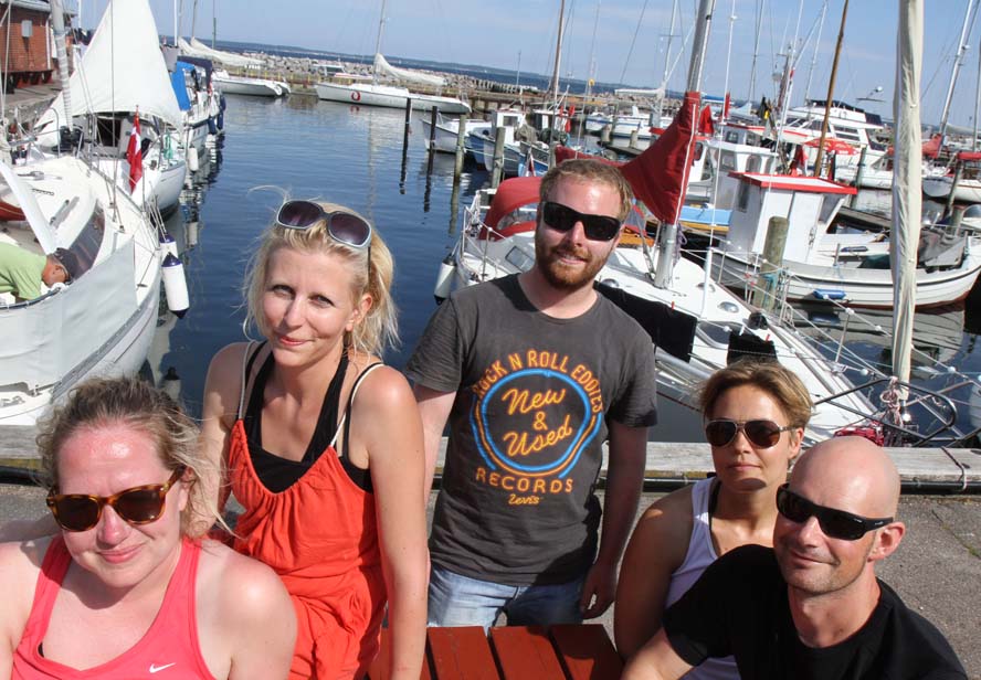 De nye sejlere Hanne, Anni, Maria og Søren ses her, med træneren Martin i midten i Lundeborg. Foto: Troels Lykke