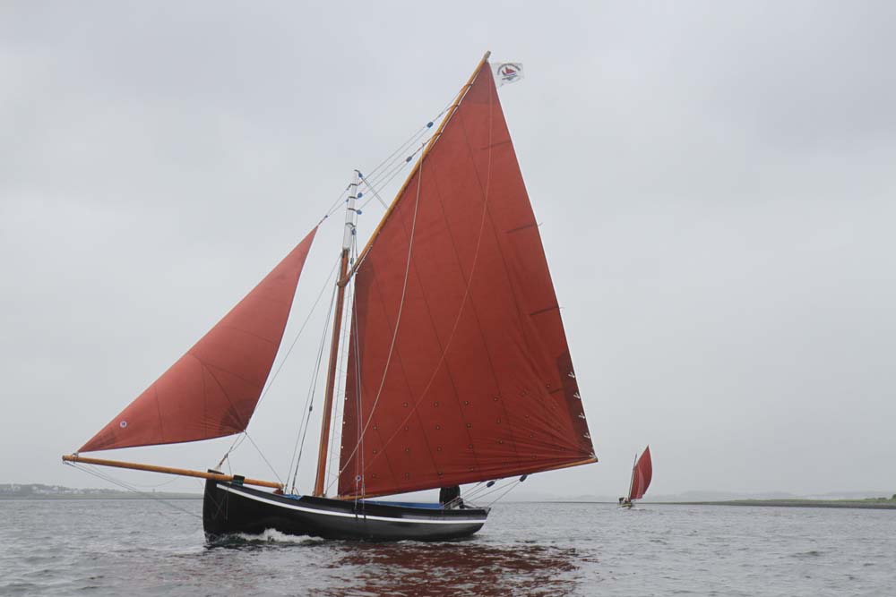 En såkaldt Galway Hooker var tilskuerbåd.