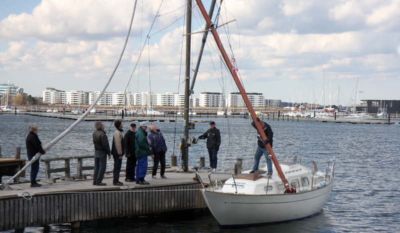 Så svært er det at sætte en mast. Var kranen sat forkert? Foto: Troels Lykke