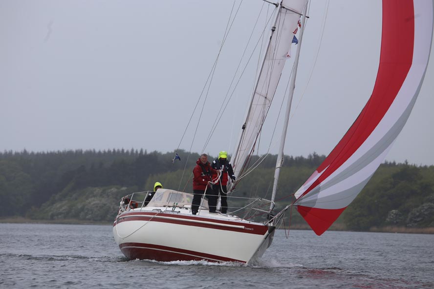 God stemning i Lillebælt, selvom det regnede i 2015. Mange udgik i kuling. ScanKap 99 Sort Sol vandt på DH-mål, trods spilerstyrt og dyk i Storebælt. Foto: Troels Lykke