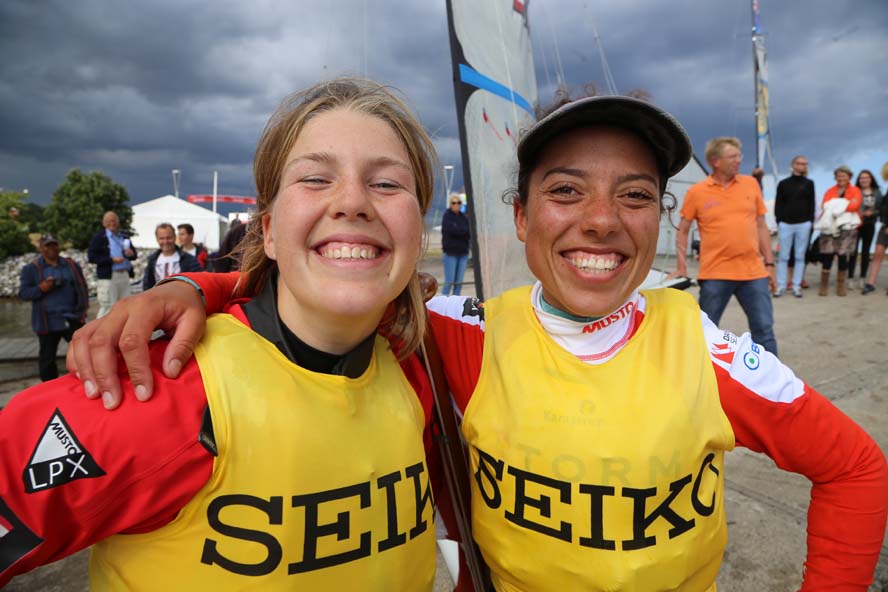 Marie og Ida Marie efter sejren i dag. I aften kører de til Finland og sejler EM. Turen tager et døgn. Foto: Troels Lykke