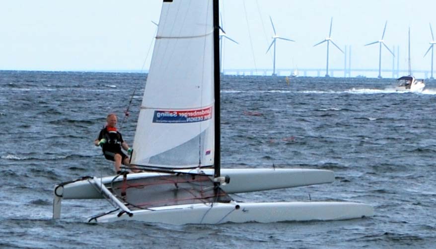 Tom Bøjland i sin A-Cat ud for Skovshoved, der er center for A-Cat sejlads i Danmark.