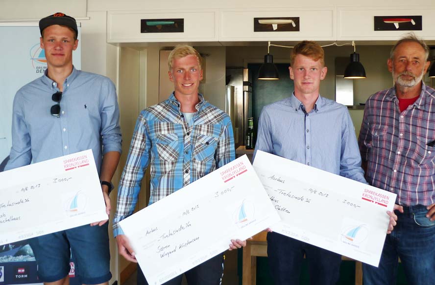 De tre glade modtagere, fra venstre Jacob Stachelhaus, Søren Wiegand Kristensen, Mathias Lehm Sletten og cheftræner Finn "Beton" Jensen. Foto: Sailing Aarhus