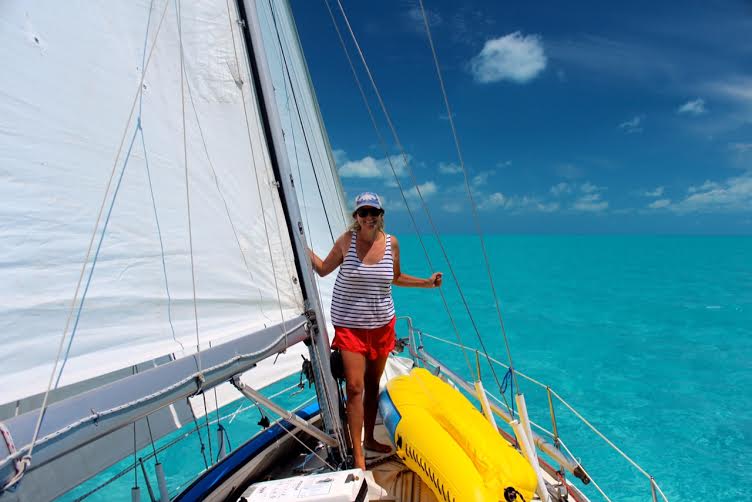 Midt på Great Bahama Bank lagde vi os underdrejet, smed tøjet og hoppede i vandet. Vi hører ikke til dem, der svømmer midt på Atlanten, men når der kun er 2 meter dybt, kan det bedre gå!