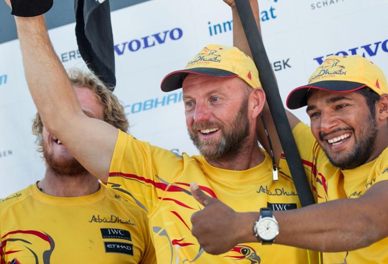 En glad Abu Dhabi-skipper Ian Walker og besætning efter målgang i går i Cape Town. Foto: Volvooceanrace.com