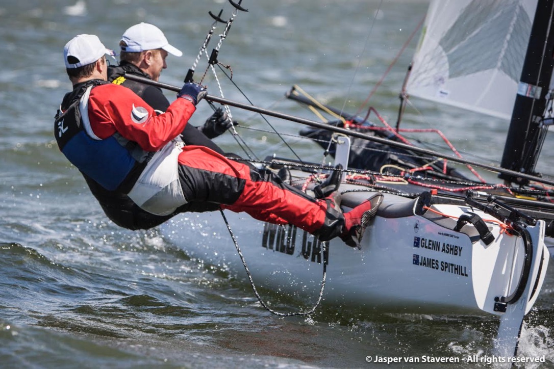 I Formula 18eren kæmpede de nuværende America's Cup-konkurrenter Ashby og Spithill sammen om at komme først over stregen. Foto: Jasper van Staveren