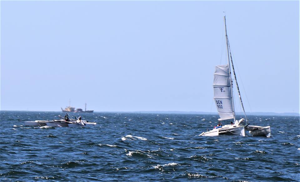 - Her ses den mistede mast i Århusbugten, og den anden trimaran viste god sømandskab og blev ved dem, fortæller X4-sejler Henrik Jørgensen. Foto: Henrik Jørgensen