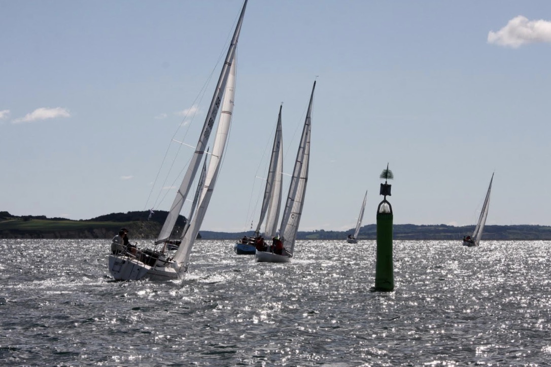 Kapsejladsen koster 1.200,00 kr., hvor nummerskilt, havneplads i Ballen og festmiddag på Dokken er inkluderet. Foto: Sailing Aarhus